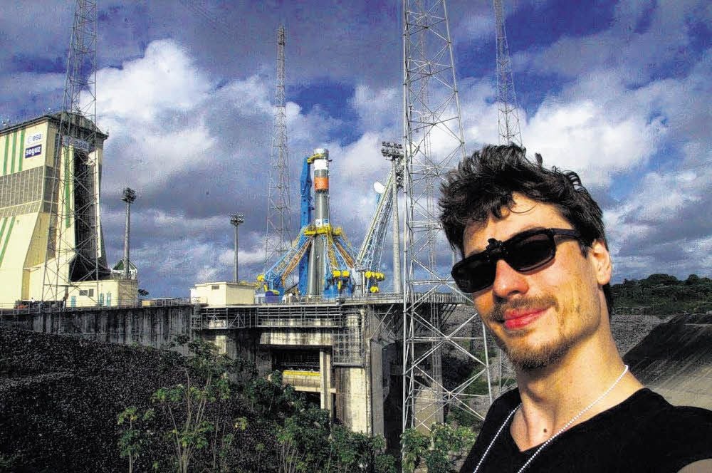 Selfie von Christian Bungeroth mit der Sojus auf dem Startplatz.