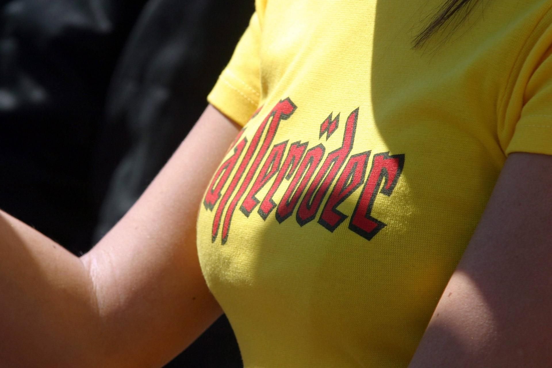 Hasseröder-Schriftzug auf dem Shirt eines Promo-Girls