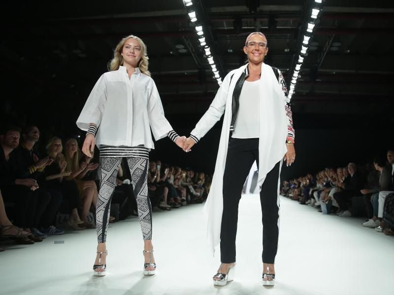 Beide in Schwarz-weiß: Natascha Ochsenknecht (r) und ihre Tochter Cheyenne Savannah. Foto: Jörg Carstensen