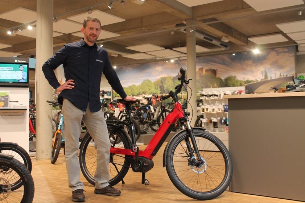 Fahrradies-Verkaufsleiter Nils Unger freut sich über den E-Bike-Boom.