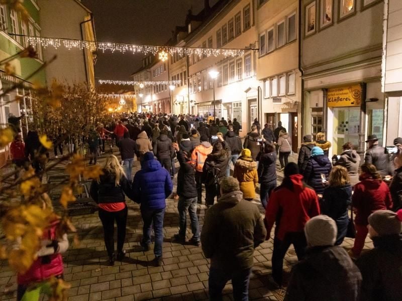 Im Corona-Hotspot-Landkreis Hildburghausen haben rund 400 Menschen gegen die neuen Corona-Regeln protestiert. Foto: Steffen Ittig/NEWS5/dpa