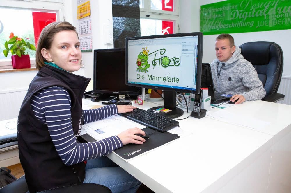 Mediengestalterin Lisa Günnel und Philip Kusenewski arbeiten in der hauseigenen Werbeagentur im Erdgeschoss.