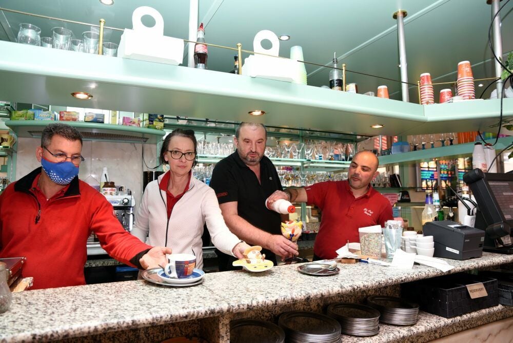 Die Inhaber Nada und Paolo Burigo (Mitte) trotzen gemeinsam mit ihren Mitarbeitern Alessio Zuddas (li.) und Federico Tanca (r.) dem Coronajahr.