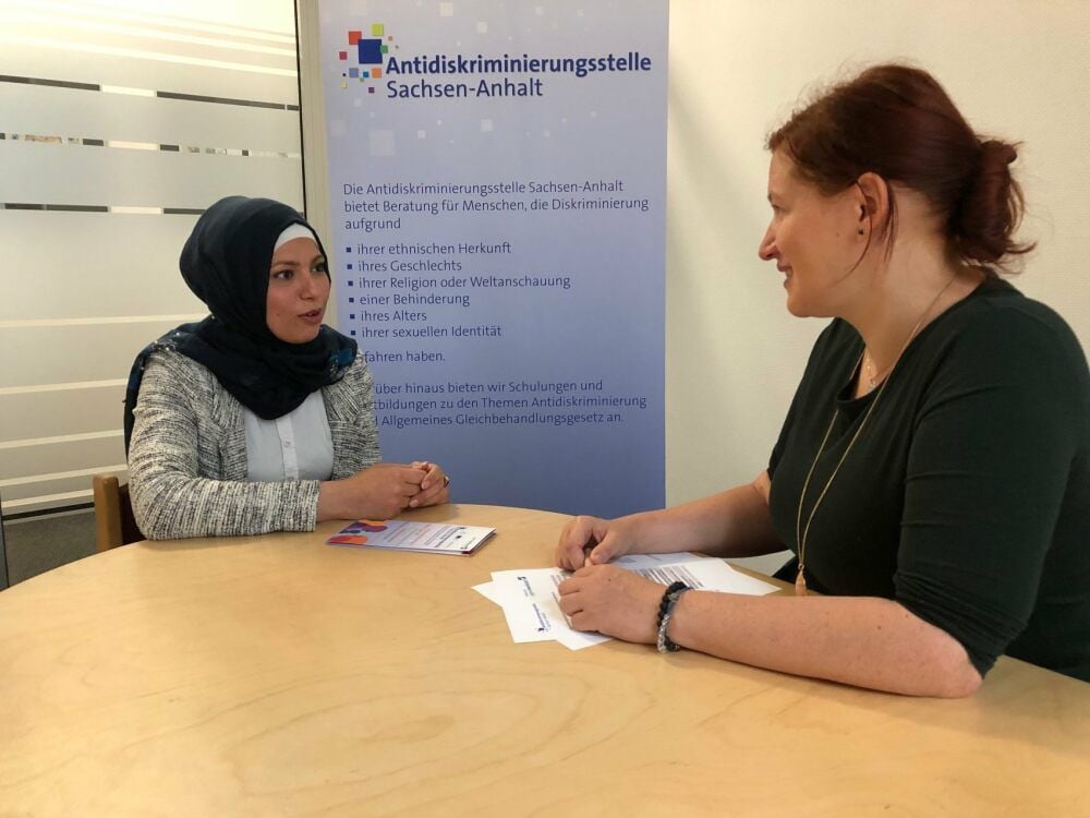 Benachteiligung aufgrund ihres Kopftuches hat die Syrerin erfahren. Was man gegen Diskriminierung unternehmen kann, sagt Annett Zehnpfund.