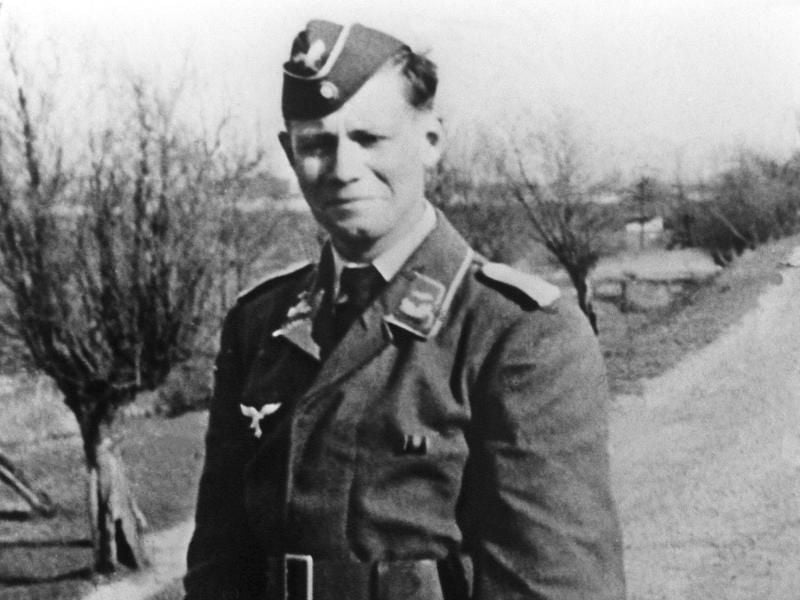 Helmut Schmidt im Frühjahr 1940 als Leutnant der Luftwaffe an einem unbekannen Ort. Dieses Foto hing bislang als Bild in der Bundeswehr-Universität in Hamburg und wurde jetzt auf Grund der Debatte um das Verhältnis der Bundeswehr zur Wehrmacht entfernt. Foto: dpa/Archiv