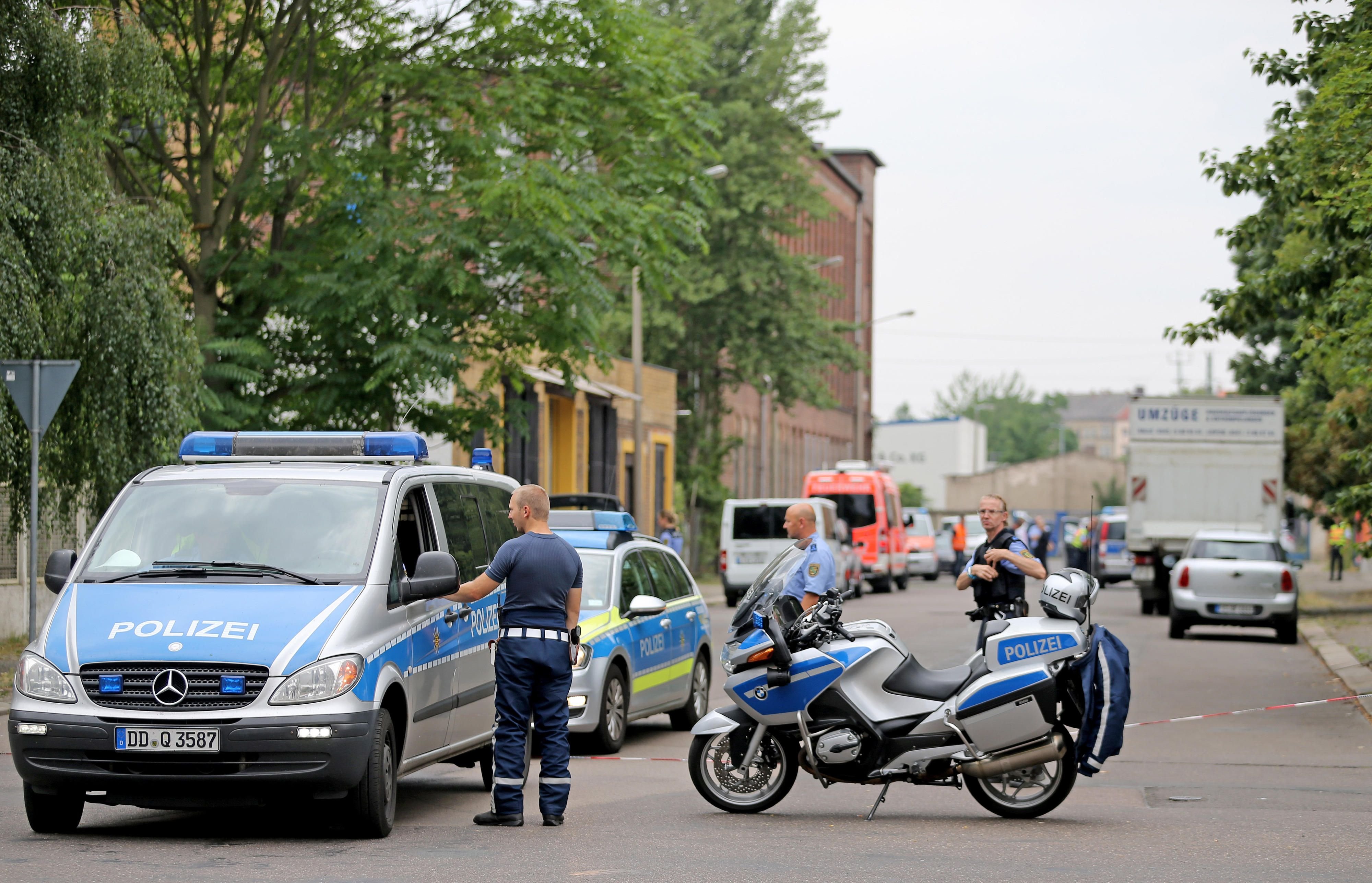 Polizisten sperren nach dem Fund einer Fliegerbombe am Donnerstag eine Straße in Leipzig ab.