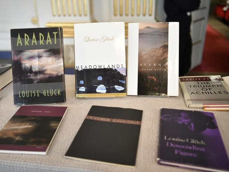 Bücher von Louise Glück - darunter die Titel „Ararat”, „Meadowlands” und „Averno”. Foto: Henrik Montgomery/TT News Agency/AP/dpa