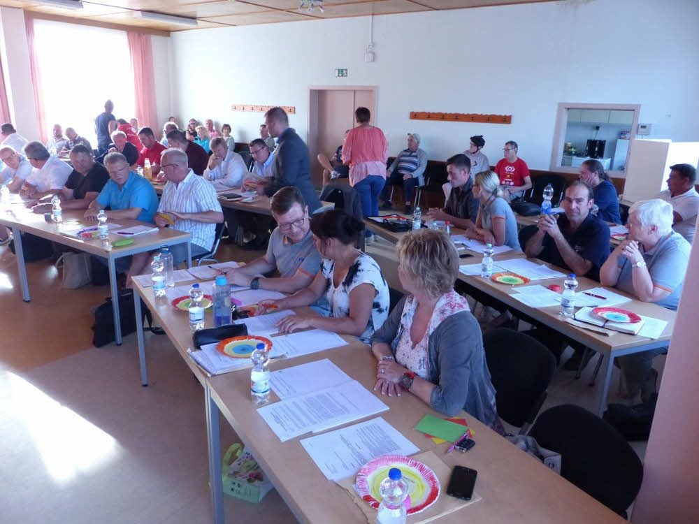Kleine Geschenke gab es vor der ersten Sitzung des Gemeinderates in Muldestausee.
