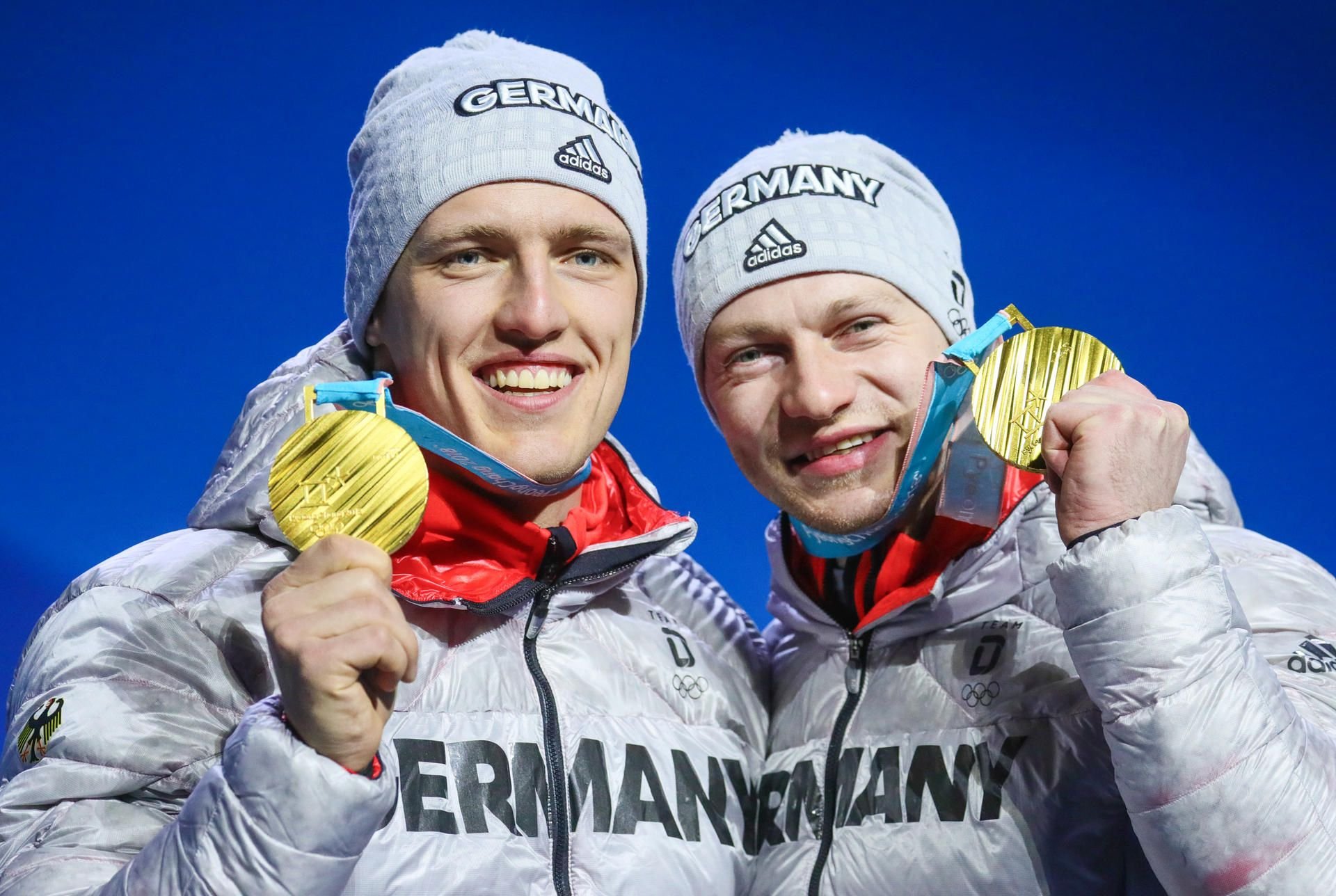 Der Hallenser Thorsten Margis (links) und Francesco Friedrich mit ihren Goldmedaillen.