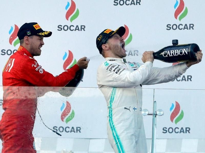 Valtteri Bottas feiert bei der Siegerehrung seinen Erfolg mit Sebastian Vettel. Foto: Sergei Grits/AP/dpa