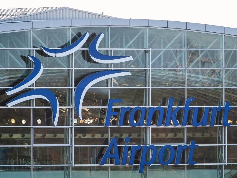 Der Schriftzug Frankfurt Airport ist an der Fassade an Terminal 2 des Flughafens zu sehen. Foto: Silas Stein/dpa/Symbolbild