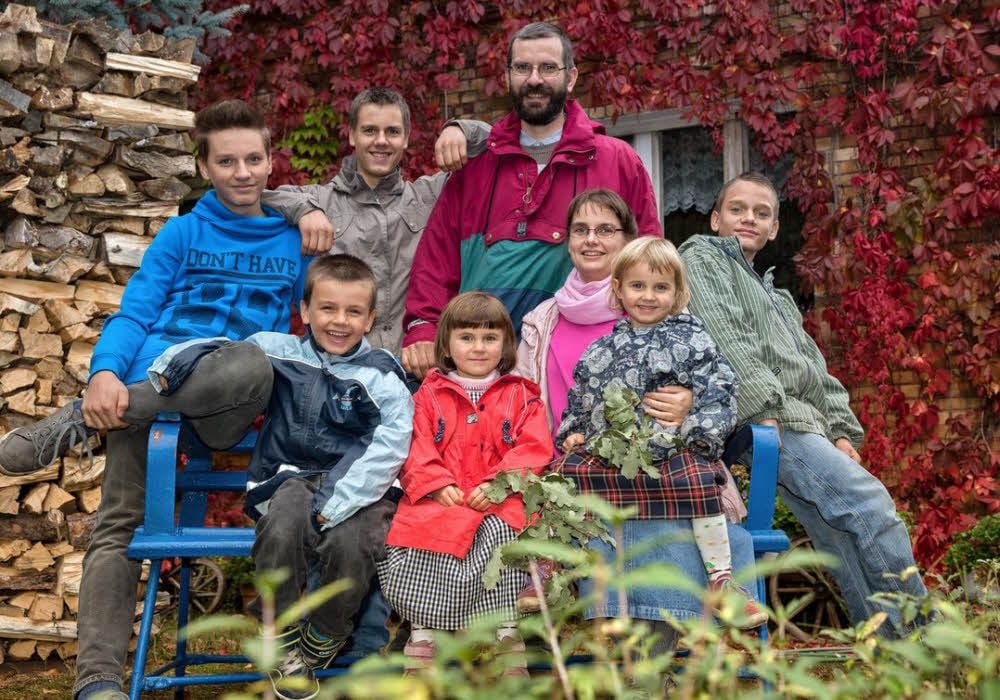 Sie verbindet inmitten der Einsamkeit des Waldes ein festes Band: Simeon, Samuel, Sebastian (hintere Reihe v.l.), Nehemia, Salome, Daniela, Johanna und Nathanael Reich (vorn, v.l.).