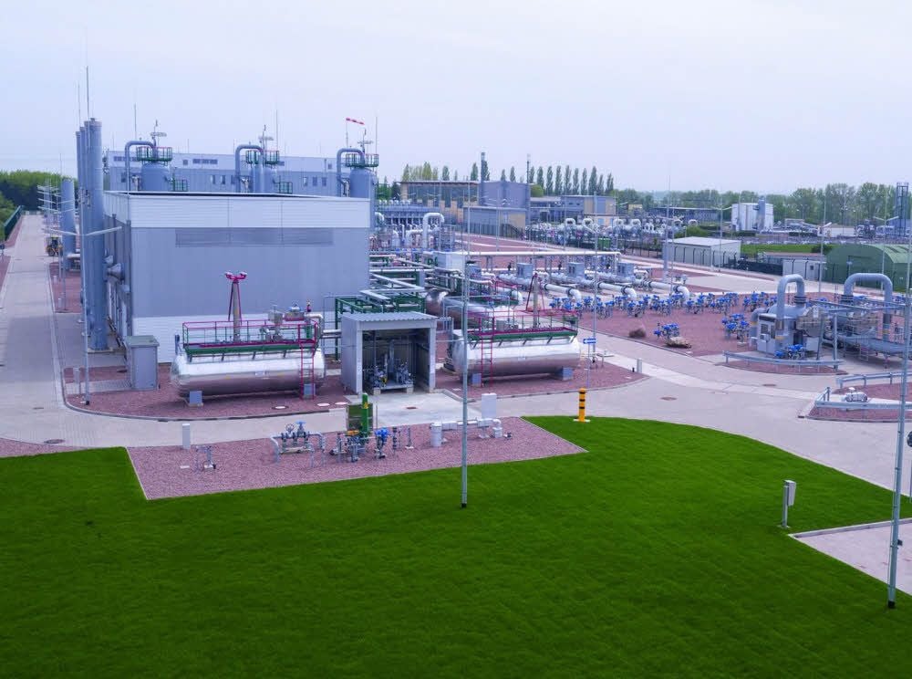 Ein Blick auf den Erdgasspeicher Peißen. Über Tage sind nur Leitungen samt Verdichterstationen zu sehen. Die Kavernen befinden sich in 500 Meter Tiefe.