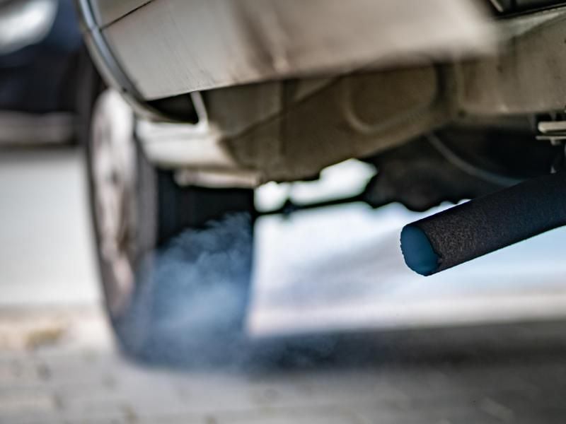 Abgase kommen aus einem Auspuff. Foto: Frank Rumpenhorst/dpa/Archivbild