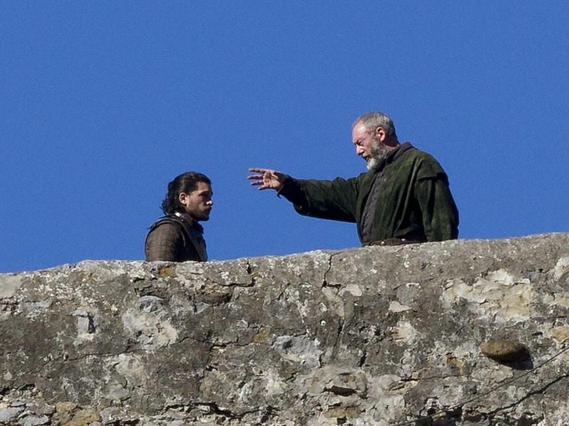 Kit Harington und Liam Cunningham (r) bei den Dreharbeiten zur 7. Staffel von „Game of Thrones”. Foto: Inaki Andres