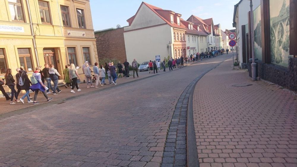 Versammlung gegen die Corona-Verordnungen: In Hettstedt kamen rund 130 Menschen zusammen.