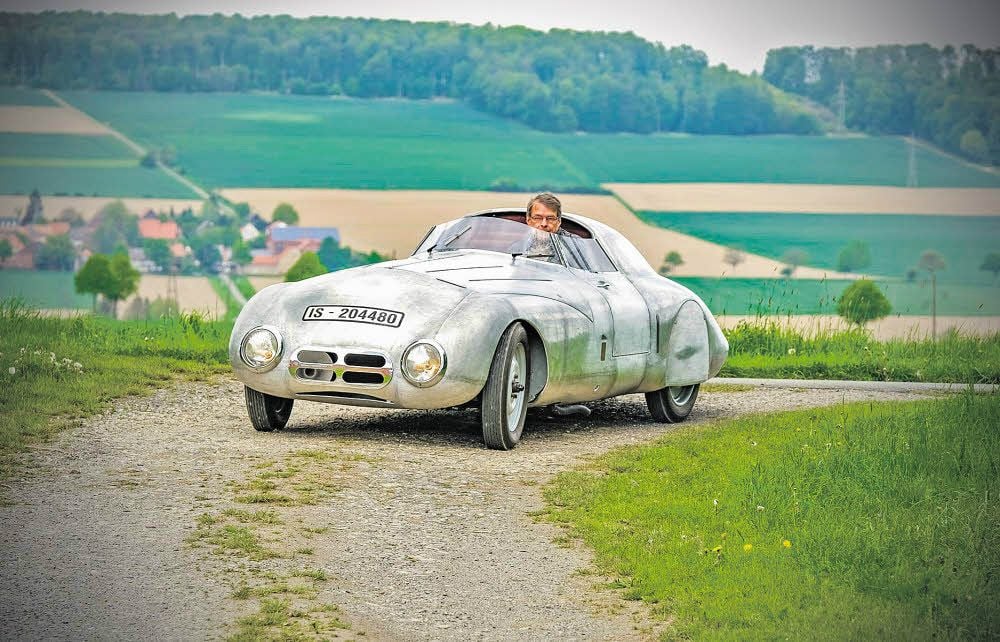1939 fuhr der Hanomag-Diesel auf der Autobahn bei Dessau mehrere Geschwindigkeitsrekorde. Hobby-Mechaniker Hans-Dieter Görg und sein Team bauten den legendären Wagen in jahrelanger Detailarbeit wieder zusammen.
