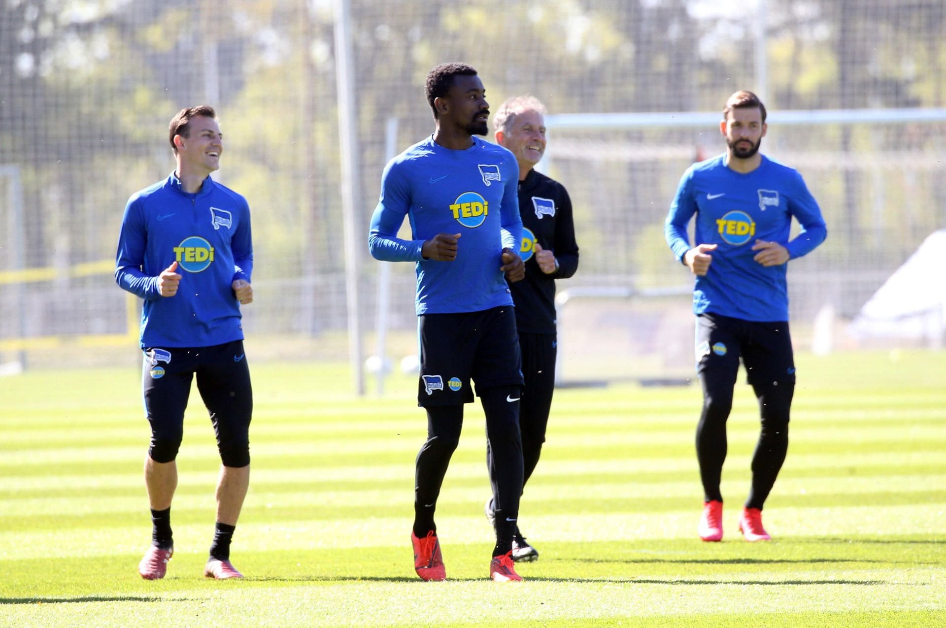 Salomon Kalous Video entlarvt: Soviel Abstand wie hier herrscht bei Hertha BSC Berlin in der Kabine offenbar nicht.