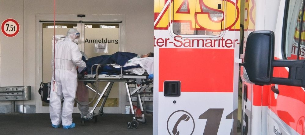 Die Patienten aus Bergamo werden über die Notaufnahme in die Klinik gebracht. Das medizinische Personal trägt Vollschutz.