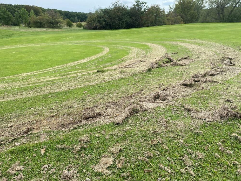 Eine Fläche auf dem Golfplatz in Meisdorf ist von Unbekannten mutwillig zerstört worden.