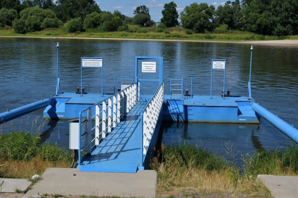Viele Gäste irritiert dieser Anblick. Wo ein Schiffsanleger ist, muss doch auch ein Fahrgastschiff halten, oder? Am Kornhaus aber hält sein geraumer Zeit schon keines mehr. Trotz alledem wird der Anleger für viel Geld alle Jahre zur Elbe gebracht.
