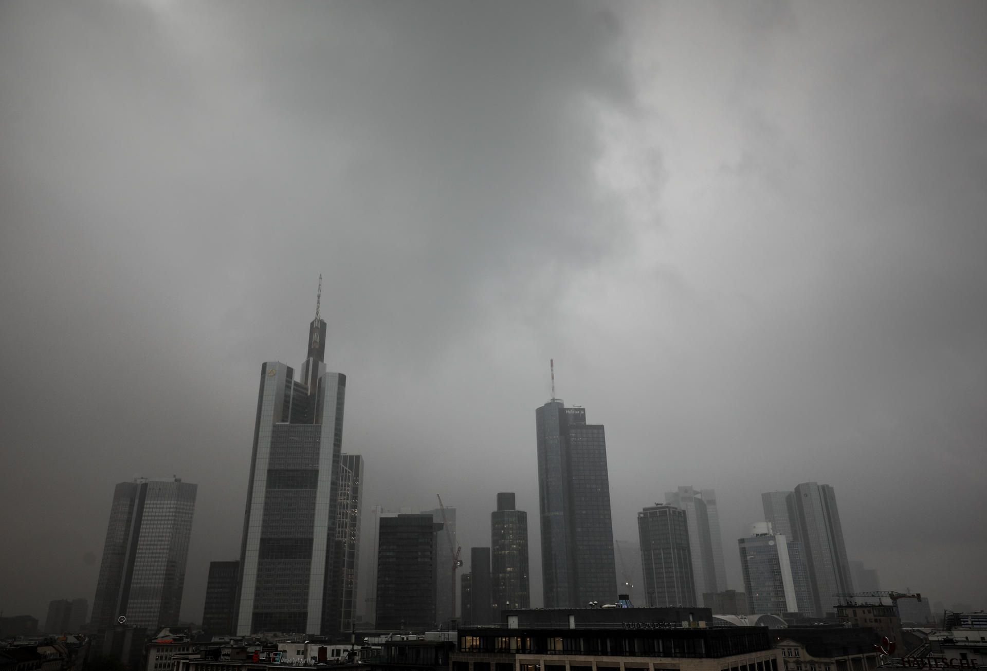 Dunkle Gewitterwolken hängen am 04.05.2017 in Frankfurt am Main (Hessen) am Himmel über den Bankentürmen der Stadt.