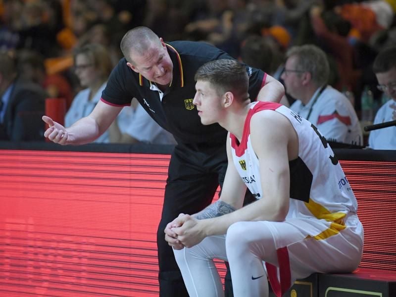 Fehlt Bundestrainer Henrik Rödl (l) bei der WM in China: Isaiah Hartenstein. Foto: Hendrik Schmidt