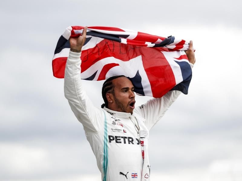 Triumphierte beim Grand Prix von Großbritannien: Lewis Hamilton feiert seinen Sieg in Silverstone. Foto: James Gasperotti/ZUMA Wire