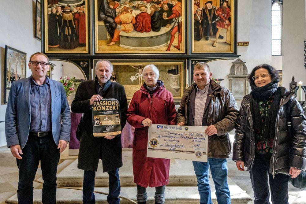 Der Lions-Club Wittenberg unterstützt die Stadtkirchengemeinde bei der Finanzierung eines Passionskonzertes (v. l. n.r.): Jörg Bielig, Wolfgang Kristof, Heike Mross-Lamberti, Thomas Pitschke und Barbara Nothnagel