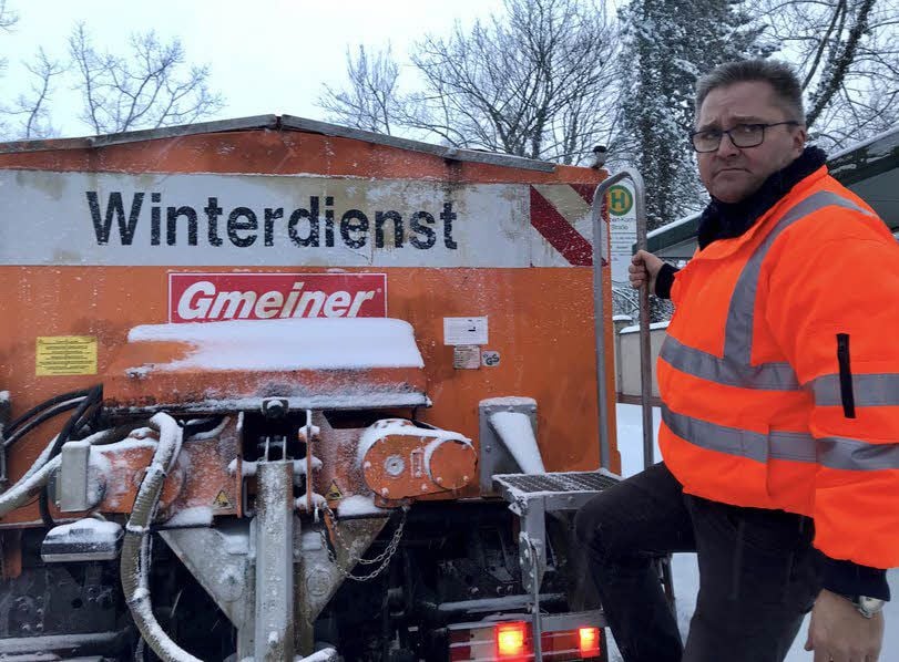 Sven Schossig ist sich als Chef nicht zu schade, selbst Winterdienst zu fahren.