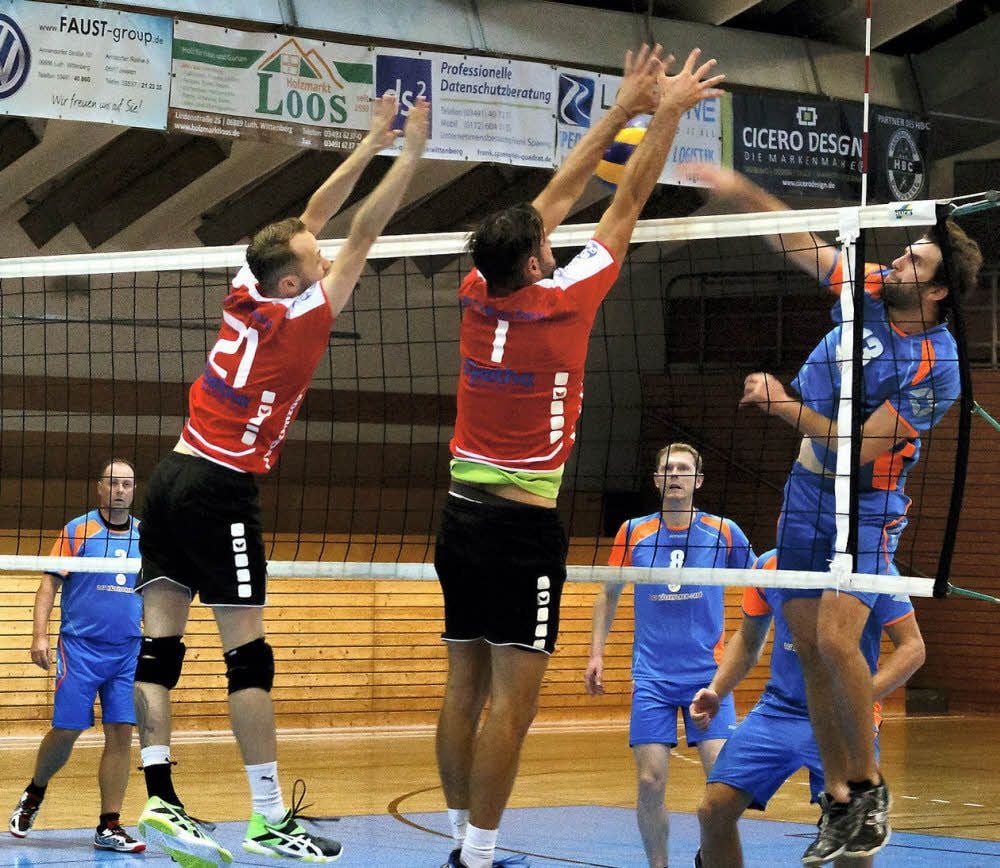 Guter Doppelblock: Die Regionalliga-Volleyballer des MTV Wittenberg (rote Trikots) haben zum Saisonauftakt den ESV Potsdam in der Stadthalle 3:1 geschlagen und sind jetzt Fünfter des Klassements.