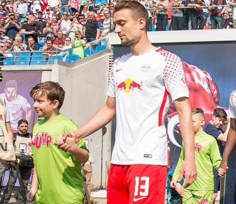 Leon Lukas an der Seite von Mittelfeld-Star Stefan Ilsanker