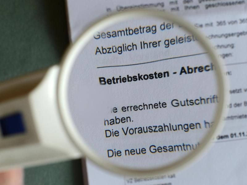 Die Kosten für die Thermen-Wartung können Vermieter über die Betriebskosten abrechnen. Foto: Jens Kalaene