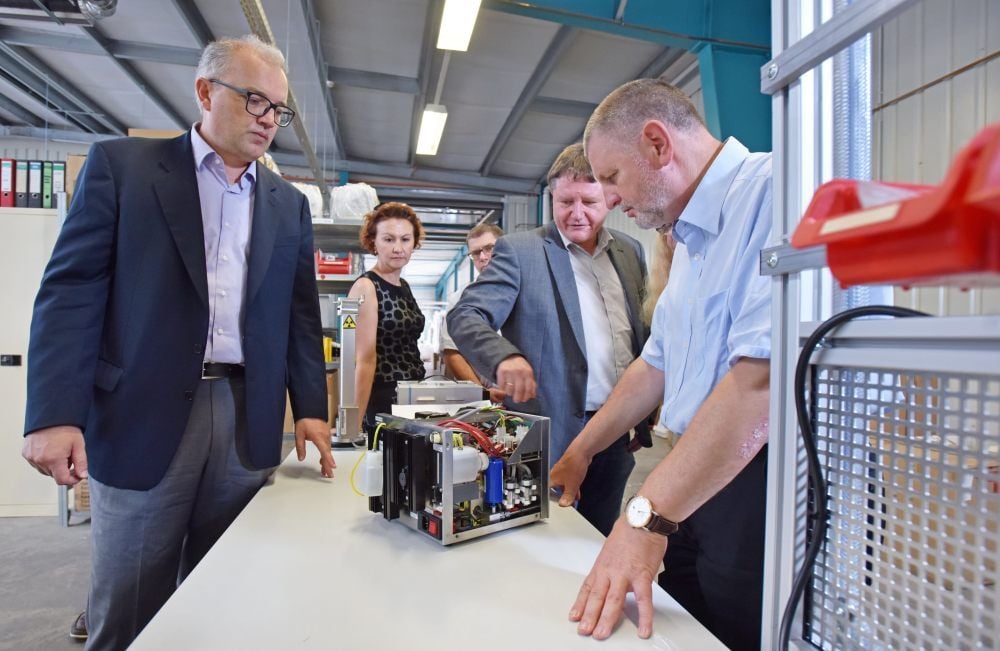 Marco Signori (l.) und Torsten Straßburger (2.v.r.) erklären Landrat Uwe Schulze (r.), wie die Messtechnik funktioniert.