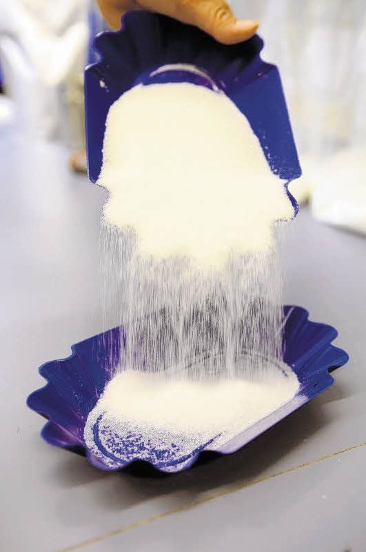 Bis Kristallzucker entstanden ist, sind viele Schritte nötig. Auch jegliche Nebenprodukte werden weiterverwendet, zum Beispiel als Viehfutter oder in der Hefe-Herstellung. Die Zuckerrübe wird damit zu 100 Prozent genutzt.