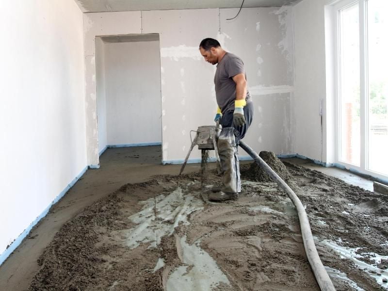 Für viele Arbeiten am Bau braucht es die richtige Witterung. In einem kalten Winter kann ein Estrich etwa nur mit Mehrkosten gegossen werden, da eine mobile Heizung nötig wird. Foto: Nestor Bachmann/dpa-tmn