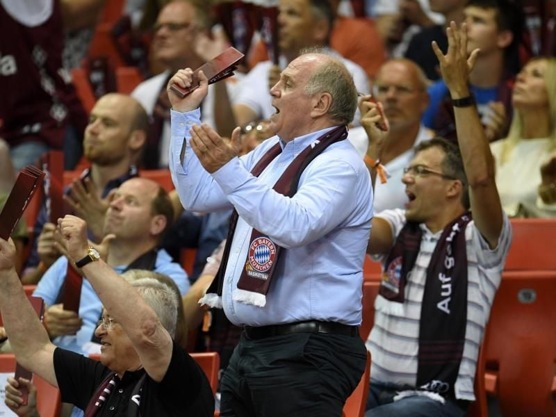 Uli Hoeneß fiebert bei einem Spiel der Bayern in der Basketball-Bundeliga mit. Foto: Andreas Gebert/dpa