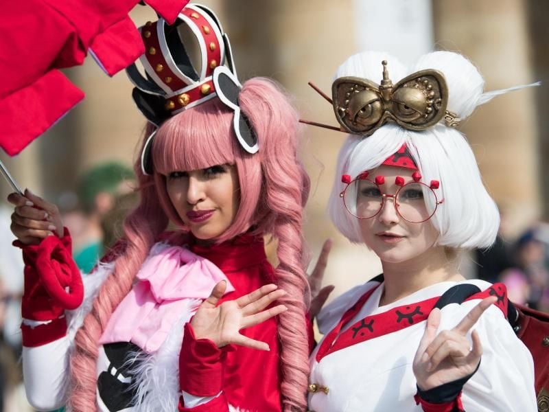 Natascha als „Perona” (l) und Romy als „Purah” auf der Mangamesse Connichi in Kassel. Foto: Swen Pförtner/Archiv