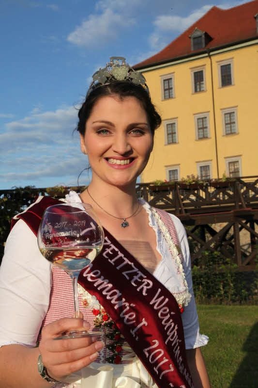 Annemarie Triebe ist die 7. Zeitzer Weinprinzessin.