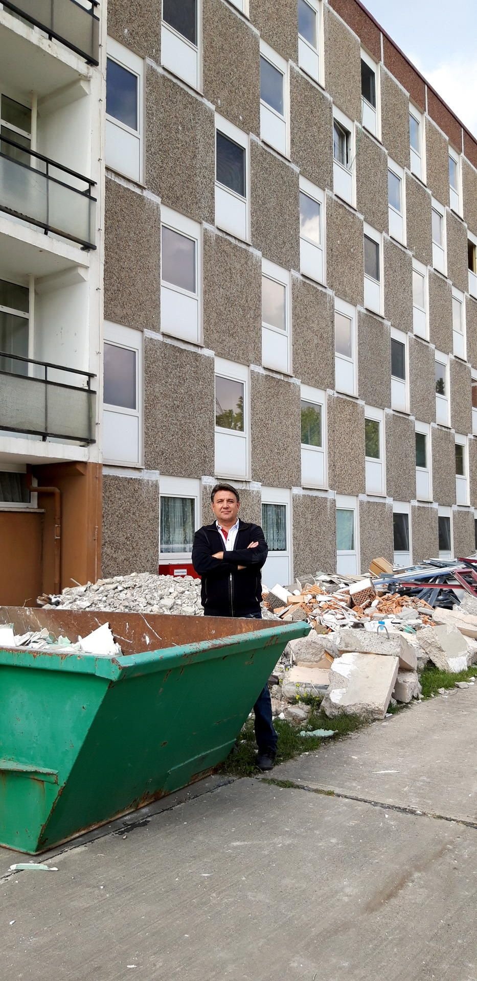 Bauunternehmer Mario Eilfeld vor dem Haus Waldstraße 15. Nicht alle Pläne für die Nutzung gehen auf.
