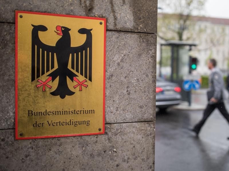 Eingang in Berlin ins Verteidigungsministerium. Foto: Michael Kappeler/Illustration