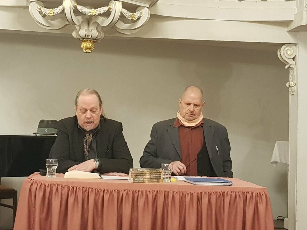 Siegfried von der Heide (li. ) und Ronald Gruner bei der Lesung am Donnerstagabend in der Schlosskapelle.
