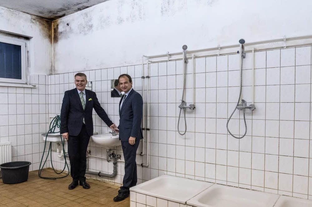 Holger Stahlknecht (l.) und Andreas Silbersack waren beim VfB Imo Merseburg zu Gast, um sich die Zustände in den Sanitäranlagen und Duschen selbst anzuschauen. Für eine Sanierung stellte Stahlknecht 28.000 Euro in Aussicht.
