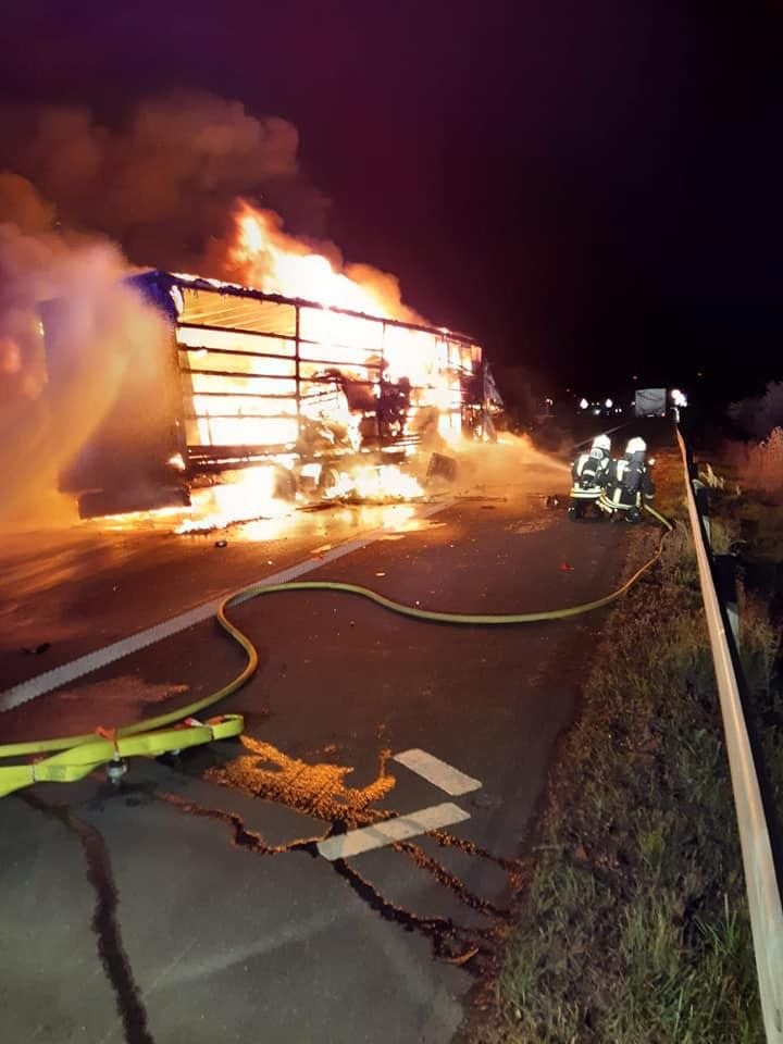 Auf der A14 ist ein Lkw ausgebrannt.