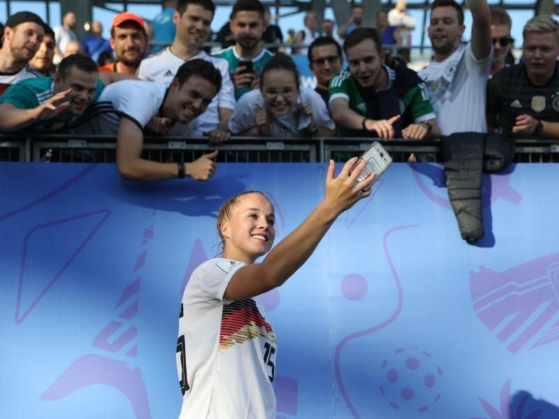 Giulia Gwinn machte nach dem Sieg gegen Nigeria ein Selfie mit den Fans. Foto: Xu Zijian/XinHua