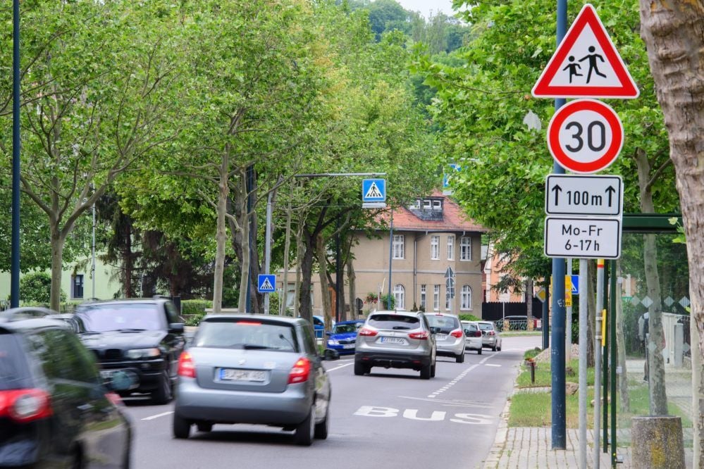 Um die Kinder der Naumburger Schweitzerschule zu schützen, ist dort kürzlich eine Tempo-30-Zone eingerichtet worden.
