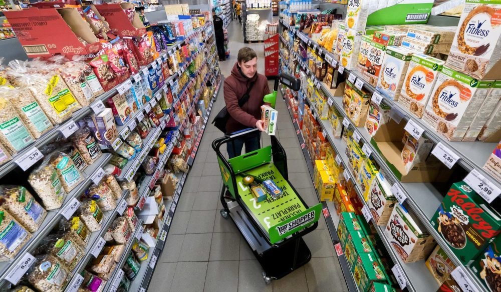 Der Käufer scannt selbst und packt die Ware in seine Tasche auf dem Easy Shopper - falls er eine hat.