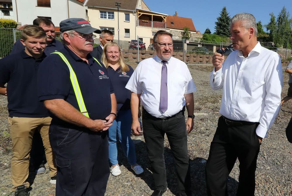 Innenminister Holger Stahlknecht (CDU) im Gespräch mit den Hettstedter Feuerwehrleuten.