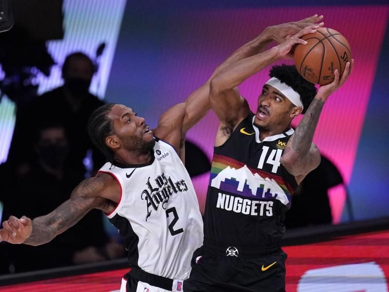 Kawhi Leonard (l) von den Los Angeles Clippers verteidigt gegen Denvers Gary Harris. Foto: Mark J. Terrill/AP/dpa