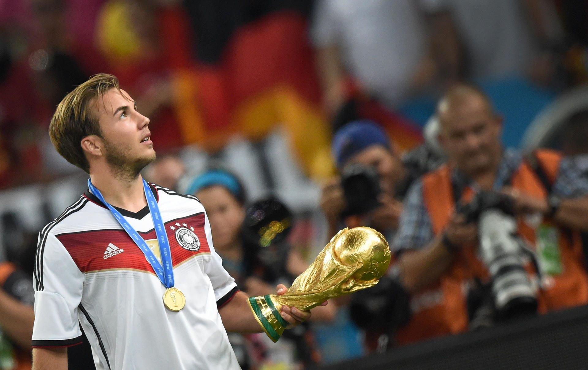Mario Götze 2014 mit dem WM-Pokal